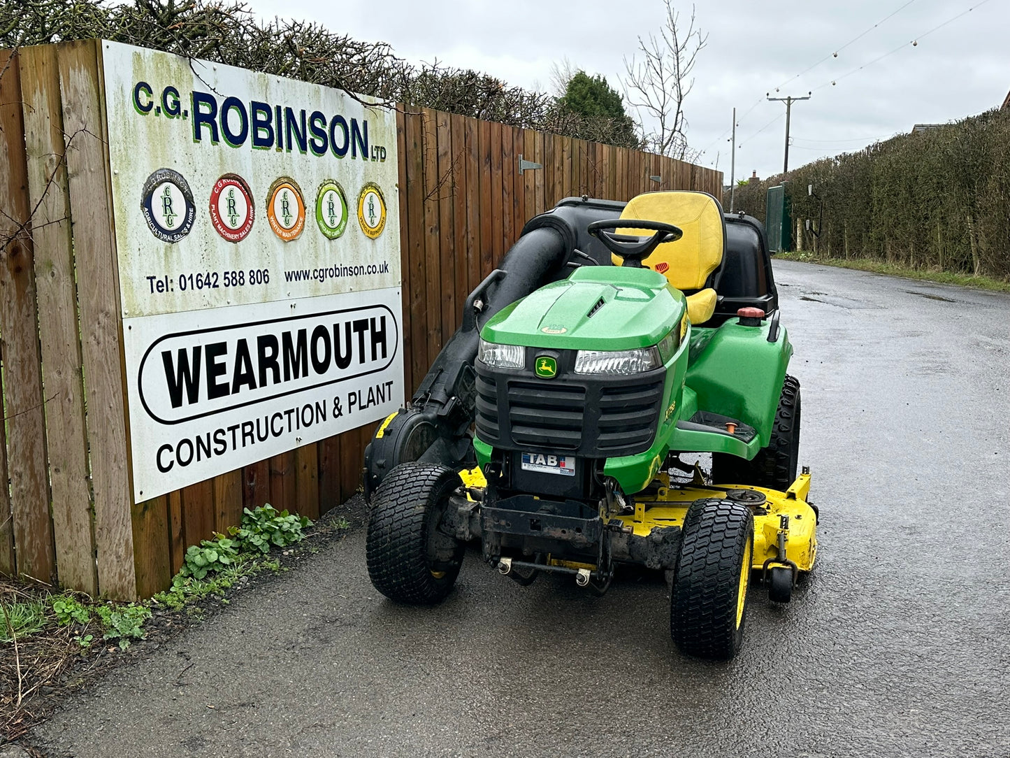 John Deere X758 Ride on Mower