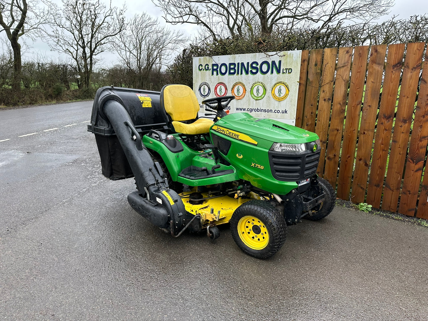 John Deere X758 Ride on Mower