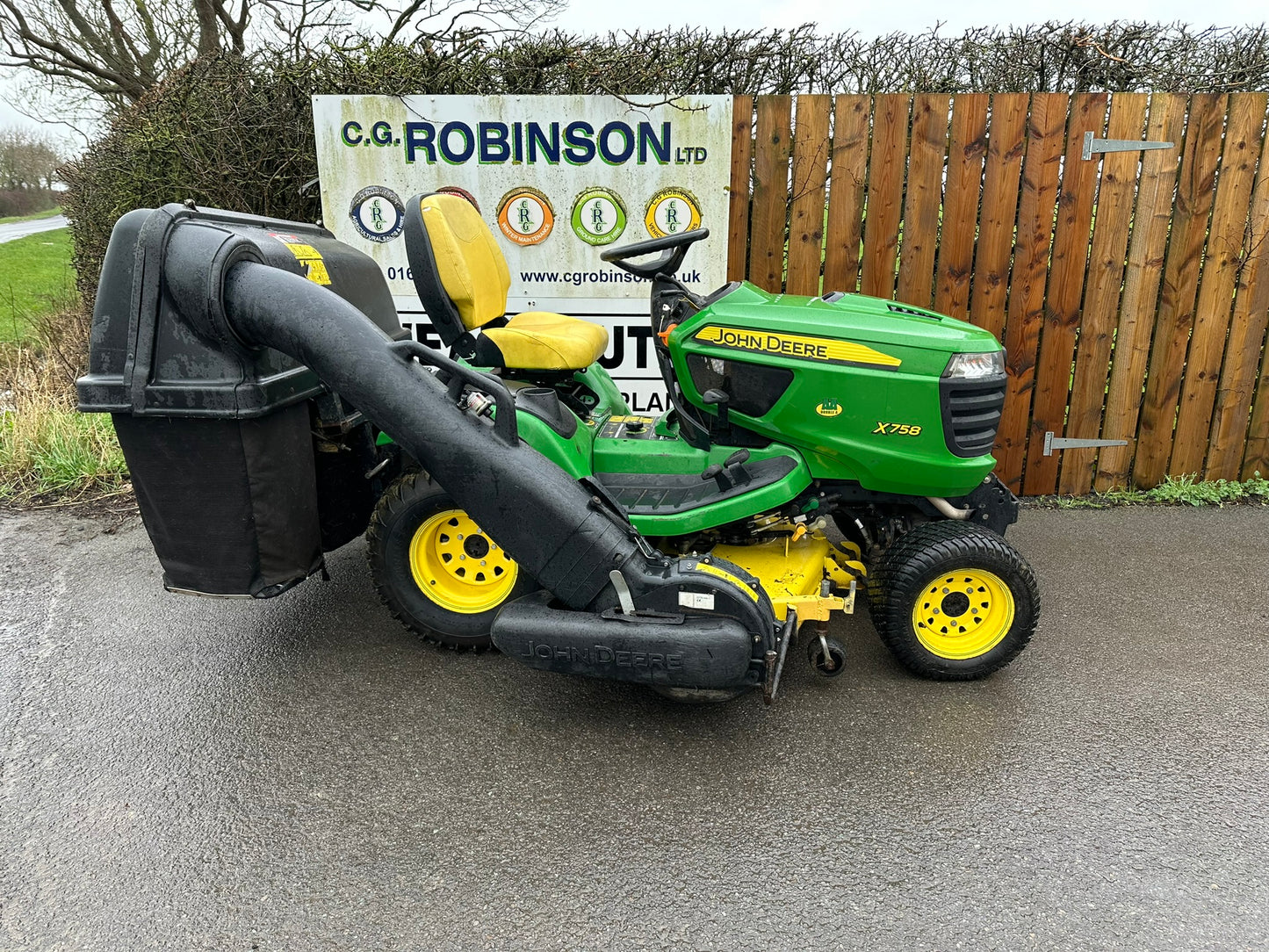 John Deere X758 Ride on Mower