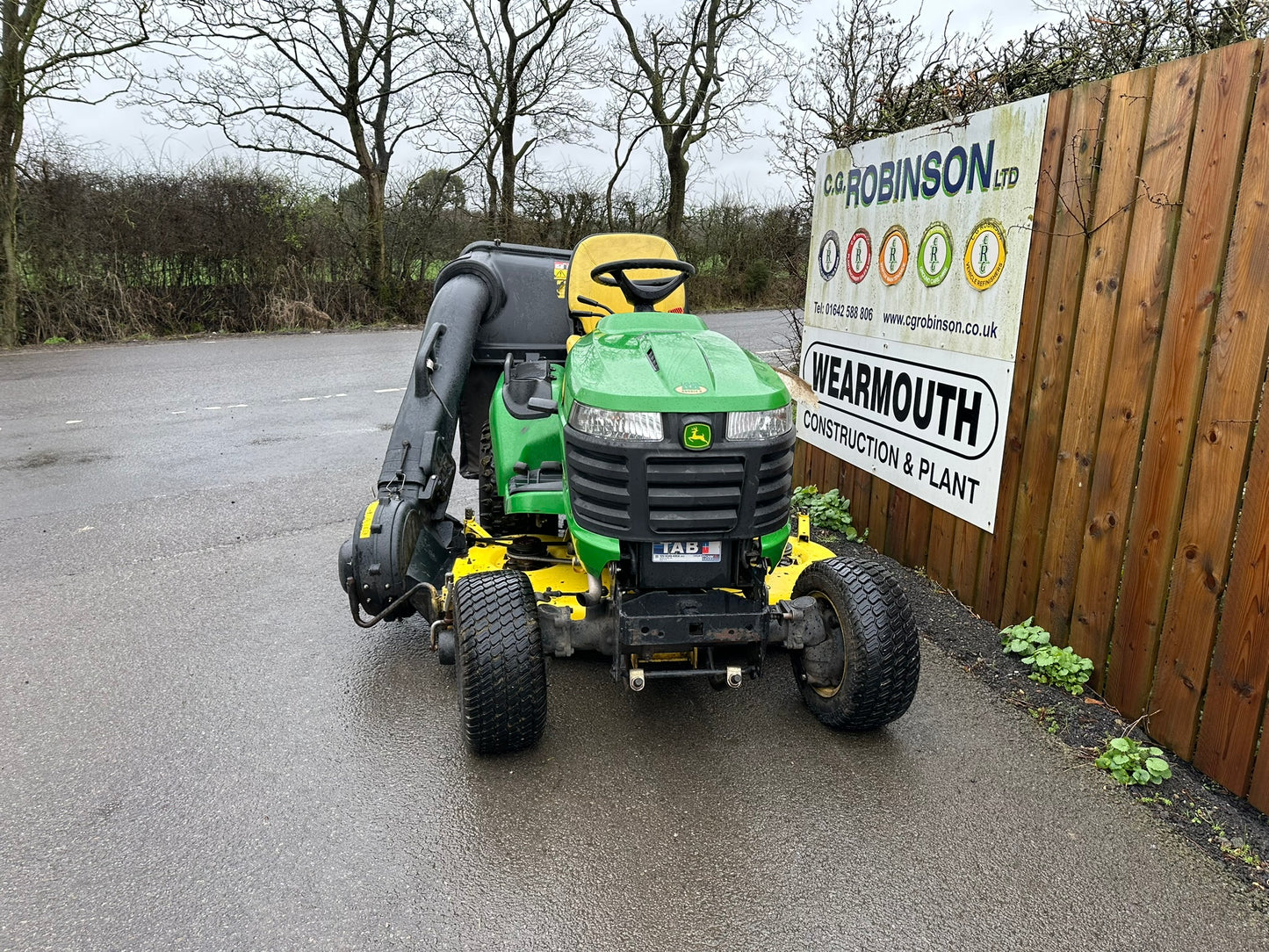 John Deere X758 Ride on Mower